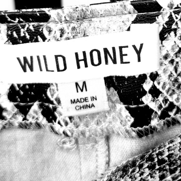 Sexy little Wild Honey - faux leather snake skin skirtwith front zipper & pocket - Picture 4 of 4